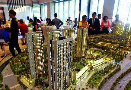 　相比往年，深圳今年的樓市小陽春來得要晚一些。  　　深圳住建局房產信息平台顯示，五月新房成交4788套、二手房成交9042套，兩個數據同比去年同期相差大約0.1%，出入不大。而放在過往6個月的時間軸內比較，深圳目前的成交量已經在疫情低穀之後逐漸上揚。樂有家、諸葛找房等多個第三方機構數據顯示，深圳二手住宅均價已於今年四月上漲到了6萬+元/㎡，並持續上行。  　　量價齊漲的5月，不少人已不滿足於按揭貸，正嚐試利用信用貸來撬動房產，寄望分羹深圳樓市，“買到就是賺到”的投機風開始出現苗頭。    　　然而硬幣的另外一麵，信貸違約的魅影卻在悄然閃現，一些銀行客戶經理好幾年都不曾遇到的抵押貸款逾期業務和斷供業務開始抬頭。部分銀行已經開始警惕小微企業貸款潛存的逾期風險；抵押貸展期的狀況也讓不少客戶經理變得“膽小”了起來：對小微企業的貸款審查變嚴格了。  　　這個夏天繽紛而焦灼。在資金鏈緊張邊緣掙紮的企業、苦於供樓的個人、正靈活套取各種信貸產品投入樓市打新的淘金客們，共同構成深圳樓市魔幻小陽春的一道獨特風景線。  　　樓市斷供和抵押貸逾期抬頭  　　在中國農業銀行深圳一支行零售信貸部工作近十年的林麗最近有些煩。服務中小微企業客戶近十年，她五月份手頭已經接手了兩筆貸款逾期業務。過去，她好幾年才會遇到一筆貸款逾期業務。這段時間，銀行客戶經理們好幾年都不曾遇到的貸款逾期“黑天鵝”業務如今開始出現了。  　　另一銀行經理張敏也不幸踩雷。她的這位客戶在深圳寶安區沙井經營了一家四五十人規模的模具廠。前後十幾年，曆經2008年金融危機，工廠業務整體平穩，老板在今年春節過後也就沒太在意疫情對業務帶來的衝擊。孰料上遊大客戶四月底臨時告知訂單要減半，模具廠的經營狀況開始斷崖式下滑。    　　“中型企業一般預留兩三個月現金。開小廠的老板基本都是一有錢就立刻投入生產了，也很少有心思搞副業做投資，老板也就預留了一個月現金。現在撐不過來，已經辦了貸款展期。”張敏言及這一切不甚唏噓，以前銀行麵臨的企業抵押貸逾期情形無非是企業間鬧經濟糾紛。如今，經手的抵押貸逾期業務不少源於產業鏈傳導而來。  　　幸運的是，林麗和張敏經手的客戶都辦理了貸款展期，這在往年是不大可能的。  　　今年3月，《關於對中小微企業貸款實施臨時性延期還本付息的通知》（下稱“《通知》”）允許小微企業還本付息日期延至2020年6月30日。這也讓資金緊繃，一時間難以還款付息的企業獲得了喘氣的機會。  　　相對於小微企業逾期，個人按揭貸款暫時穩定，但也有國有銀行深圳分行人士向第一財經記者表示，按揭違約相比去年同期有增加，多是因公司倒閉失去供房收入。  　　“以前每個月大概有幾個客戶斷供；最近每個月大概有十幾個客戶谘詢斷供的事情，但是榴莲视频APP下载也會綜合貸款人情況辦理延長貸款期限、轉按揭，走到出售房屋那一步的客戶還不多。”上述國有銀行深圳一分行人士直言，但是這類現象有增多苗頭。  　　對於部分銀行人士感受到的貸款客戶的微妙變化，經營小微企業的業內人士、拍賣人士有著類似的感受。  　　常年活躍在企業圈、拍賣圈的王昌爾向第一財經記者表示，“榴莲视频APP下载目前接手的拍賣資產比去年同期有增加但不明顯，下半年會慢慢多起來，畢竟走完拍賣流程也需要時間。”  　　多位銀行人士在接受第一財經記者采訪之際均有表達，抵押貸逾期、個人房貸斷供的現象開始慢慢“抬頭”了，但是斷供“潮”尚未到來。這其中的原因在於，深圳的房價抗跌性強。即便企業主無路可走將房子入市也能錄得一個看漲的估值，不至於走到麵臨破產起訴查封拍賣及繳納違約利息、個人征信上榜銀行“黑名單”的窘境。  　　即便如此，部分銀行已經開始警惕小微企業貸款潛存的逾期風險。  　　“榴莲视频APP下载支行行長在周會上也提到了這點，讓大家最近多梳理手頭的中小微企業客戶，摸底企業的經營情況、產業鏈上下遊狀況，跟企業客戶溝通頻度要密一點。”林麗直言。  　　抵押貸展期的狀況也讓不少客戶經理變得“膽小”了起來：對小微企業的貸款審查變嚴格了。  　　“三四月，有小微企業貸款貼息政策支持的時候，銀行貸前審查需要到企業經營場所拍照存檔，審核紅本房屋估價的七成、公司一年流水的六成能否覆蓋貸款額度，才能敲定放款與否；現在榴莲视频APP下载還會查驗小微企業上年度營業收入及淨利潤、上年度納稅額、員工人數、近兩年納稅證明及近三年財務報表等資料。”  　　一位不願具名的股份製商業銀行福田區支行的負責人士透露，悄悄收緊放款門檻是考慮到企業展期、續貸現象開始增多，不想造成銀行不良資產增多。  　　“淘金客”套用信貸資金  　　即便風險隱現，個人按揭貸仍是深圳各大銀行的香餑餑。  　　據樂有家研究中心數據監控顯示，2019年至2020年4月深圳一共交易了15萬套房子。其中一次性付款占比不到1成，15萬套房子裏有13萬套便采用了按揭貸款的支付方式。而不需要抵質押或者第三方進行擔保的信用貸在部分銀行的風頭甚至蓋過了按揭貸。  　　“我手頭就排著四五個信用貸客戶，都是些貸款信譽記錄不錯且個人收入來源有保障的客戶。”民生銀行深圳一支行的劉姓客戶經理告訴第一財經記者。  　　如今的信用貸熱度明顯高於往年。多家銀行人士言及信用貸，隻是感受不一，但均向第一財經記者表示，信用貸相比去年有增加。  　　其實，受到不少人追捧的信用貸用起來也不是沒有風險的。如果貸款人申請了信用貸並且已經用了，會在貸款人征信記錄上有所體現。在申請住房按揭貸的時候銀行可能會要求貸款人說明首付款的來源，如果提供不了首付款來源的證明，銀行可能會要求貸款人提前結清貸款，甚至直接拒批。與此同時，深圳的多家銀行都要求信用貸款三年內還清，少數銀行要求貸款人的信用貸業務於一年內結清。  　　第一財經記者了解到，對於沒有公司沒有房產的貸款客戶來說，一般銀行提供的信用貸上限是三十萬元，貸款人可以選擇向兩三家銀行申請信用貸，籌得百萬元資金。  　　換言之，貸款人通過信用貸工具適度加杠杆可以助力自身搭上買房的車；但另一方麵，它的還款期限又會給到貸款人還款壓力，信用貸不良也會直接影響個人按揭貸業務的申請、個人的征信記錄等。  　　鑒於信用貸的諸多限製，這些敢於同一時間去找兩三家銀行申請信用貸，湊足百萬元資金投向樓市的客戶，多半都對深圳樓市報以極高的熱忱，且具有更強的購買力和更穩定的支付力。  　　“我經手的信用貸客戶，一次性貸到三十萬上限的基本上都是奔著二套房去的。”深圳一家股份製銀行黃姓人士表示，深圳樓市這幾個月價格持續上行給了不少剛需客和投資客上車的動力。  　　“信用貸一旦出現貸款逾期，因為缺乏抵押物清收很困難，榴莲视频APP下载審批辦理要求一直很嚴。但是深圳優質客戶多，至少我經手的客戶這兩個月有增多，基本上都是在大企業工作的金領人群，去買房投資的。”黃姓人士續稱，樓市的投資回報率給了加杠杆客戶人群信心。  　　第一財經采訪了一位憑借信用貸搭上二套房快車的淘金者張弛，在深圳打拚的十年，他親眼見證了深圳樓市的快速上漲。  　　2010年的深圳新房價格是2字頭（2萬+）。其中變化最大的當屬2015-2016年，深圳房價從3字頭直接跳到到5字頭，主因是2015年330政策放鬆了限購限貸，以及深圳整體經濟大環境的迅猛發展。自2017年開始，政府嚴控樓市，打擊炒房投資客，為保障剛需權益推出了係列新政，才促使深圳新房價格漸趨平穩，近3年漲幅僅3%。  　　樂有家研究中心數據顯示，十年間深圳房價總漲幅178%，領先國內諸多城市。今年疫情期間，深圳樓市仍呈上漲之勢。此前，深圳二手住宅均價還在5.7萬元/㎡水平，到2020年4月，均價上漲到了6萬+元/㎡。同時，樓市成交也快速回暖，5月深圳二手住宅過戶量再度突破8000套，創近半年新高，但距離去年末還略有差距。  　　在張弛及他身邊的人看來，房子無疑是實現財富快速增值及拉開階層差距的第一大法寶。這也令他及身邊人動用信用貸撬動二手房的信心和興趣度大增。  　　高漲的樓市看不到終點  　　敢於加杠杆背後，是大多數深圳人篤信深圳樓市供需不平衡的局麵暫時難以得到改變。  　　根據深圳市土地交易中心數據顯示，2006-2019年間，深圳累計住宅供應730578套，年均5.2萬套，放在長時間周期中，年住宅供應呈曲線下行之勢；與之對應的是，常住人口從2006年的846.43萬人，增加到2019年的1343.88萬人，累計增加接近500萬人，呈整體上行之勢。  　　同時，土地供應結構性失衡，工業、商業類用地供應多、住房用地供應少的局麵十餘年間並未得到扭轉。美聯物業根據官方公開出讓的土地數據統計顯示，過去14年裏，深圳居住、商業、工業三類用地結構的分別占比分別是：17%、10%和53%。  　　結構性失衡推導下，深圳購房需求在三月疫情緩和後便密集釋放，市場快速從四月份的部分片區過熱到現在量價齊升。  　　同時，房企們的拿地信心也正在快速被點燃。5月，深圳房企龍光地產拿下的深圳前灣片區地塊，以總價116億元占據5月全國住宅用地成交總價榜首，每平米可售樓麵價超過8萬元。  　　樓市熱情不褪，投機風開始出現苗頭，給調控再度加壓。以5月為例，深圳市住建局的調控動作接二連三。  　　5月22日，住建局親臨地產中介機構現場檢查，TaTa公寓、鴻榮源·壹方中心、星河丹堤、金亨利首府等一批掛牌價明顯高於近期真實成交價的房源被迫下架。5月26日，針對網友投訴網紅盤華強城捂盤惜售、沙井海岸城偷收喝茶費等問題，深圳市寶安住建局要求片區所有住宅新盤采取委托公證公開認籌籌錢選房的形式予以銷售。  　　高價房源下架、捂盤惜售內定房源被約談，再到近兩日福田區棚改炒作遭住建局打壓……主管部門操作基本上對症下藥，步步緊跟，以防樓市過熱。  　　住房“盤子小”的深圳也正在通過增大住宅供應，寄望打破樓市過熱困局。  　　5月初，深圳發布的《2020年度建設用地供應計劃》顯示，年內計劃供應1200公頃建設用地，與2019年計劃供應量持平，其中居住用地為293.2公頃。這一居住用地的供應比例較往年有所上升，年內計劃供應麵積較2019年實際供應麵積增加了50%。  　　這個6月，備受矚目的光明金融界項目已經開放展示中心，而全民矚目的潤璽一期年內也將會入市。整體來看，“買到就是賺到”投機心理、剛需客的快速上車心理、開發商的拍地熱情等都給深圳樓市按下了快進鍵。但平抑深圳房價增長，徹底打破供求不平衡的主邏輯仍將是一個漫長的過程。  　　來源：第一財經網