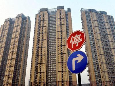 據不完全統計，今年前5個月已有20餘地出台租房新規，涉及房源、租金、安全、監管乃至戶籍等諸多方麵，快來看看有你將去的城市嗎？    　　9地保障租賃住房供應  　　日前，58安居客房產研究院發布重點城市租房趨勢報告顯示：4月份，北京、廣州、深圳新增房源量依次環比上漲31.4%、28.9%和45.4%；新一線城市代表如成都、杭州、天津等新增房源量漲幅更高，分別為61.7%、70.3%和56.6%。  　　58安居客房產研究院分院院長張波認為，二線城市出現部分區域房源供給量明顯增長等和城市的市場環境有著直接關係。事實上，據中新經緯客戶端不完全統計，今年以來，已有9地明確租賃住房建設計劃或增加供應措施。    　　其中，濟南明確，通過3年試點工作，每年新增租賃住房120萬平方米；杭州住保房管局確定2020年籌建完成藍領公寓1.5萬套(間)的目標任務；紹興計劃自2020年起到2024年，建設2.2萬套人才租賃住房。  　　此外，長沙、武漢兩地政府表態允許將符合條件的非住宅存量房屋改造為租賃住房，深圳住建局就“商改租”有關事項公開征求意見；廣州、鄭州兩地鼓勵利用集體、國有或自有土地建設租賃住房，前者給予補貼，後者將相關項目列入地方租賃住房建設計劃；合肥還明確，將個人出租自有住房每平方米獎勵從12元提高6元至18元。  　　易居研究院智庫中心研究總監嚴躍進指出，2015年、2016年的時候中央和住建部就提出要大力發展租賃市場，到現在差不多已經五年的時間。在這個時間節點上，各地效果如何需要評估，今年也要加快完成發展。  　　嚴躍進表示，從實際過程看，有些地方積極增加土地供應，有些地方從存量物業的改造、更新等方麵予以支持；有些地方明確政策性租賃住房和市場化租賃租房方麵可以進行創新。各地手段不同，但都有力地促進了當地的租賃市場。  　　嚴躍進認為，現在的問題是上麵提到的手段都是供應端的，是多主體供應、多渠道保障的導向。接下來的工作是強化租售同權，讓更多人去租房子，這就是需求端的內容。供應端和需求端做好，後續的租賃市場才能更好的健康發展。  　　6地新規緩解租房壓力  　　58安居客房產研究院發布的《2020一季度租房趨勢報告》顯示，租金作為租客的重要生活開支，在總收入中占有不小的比重。48.7%受訪者表示租房消費占比較高，排在各種生活消費之首。在該報告的受訪對象中，有20%的受訪者月租金占月收入比重超過30%。  　　針對過高的租金開支，6地從兩方麵著手出台新規幫租客“排憂解難”。  　　公積金提取方麵，4月起，沈陽提高租賃住房提取限額。其中，房屋坐落地址在沈陽市區的，限額由1200元/月提高至1400元/月；4月起，濟南提高職工個人租賃商品房提取定額，從9600元提高到12000元；5月7日，東莞宣布將租住本市住房提取比例上限提高至70%、額度上限提高至1800元/月。  　　濟南住房公積金中心工作人員表示，提高商品房租賃提取額度，有助於發展濟南市租賃住房市場，繳納公積金的雙職工家庭平均每月可提取2000元，在相當程度上改善家庭居住條件。  　　在租房補貼方麵，南京明確，符合申領條件的博士、碩士、學士按每人每月2000元、800元、600元享受最長36個月的住房租賃補貼；廣州番禺區表示，對符合相關條件的高層次人才提供最高50萬元(稅前)的購房補貼或給予所租房屋的50%租金補貼；青島指出，推進城鎮住房保障家庭租賃補貼工作，將2人戶、3人戶保障麵積標準在原基礎上各上調15平方米。  　　青島住建局認為，推進住房租賃補貼保障工作，是健全 “多主體供給、多渠道保障、租購並舉”住房製度的具體舉措。各級有關部門要以保障城鎮住房困難家庭的基本住房需求為立足點，以解決新市民的住房困難為出發點，進一步拓寬保障範圍，加大保障力度。  　　7地新規關注租房安全  　　除了房源和租金，租房安全也是不少地方政府關注的重點。  　　以珠海、濟南為代表的地方政府較為關注房屋本身的質量安全，兩地先後出台出租屋管理辦法征求意見稿。其中，珠海擬規定出租住房不得分隔搭建後出租，廚房、陽台、衛生間等不得出租供人員居住；濟南擬規定不得改變原有房屋的空間布局結構，不得按床位出租等。  　　另一些地方政府則更為關注租賃機構安全，如湖南、河北為規範省住房租賃市場行為，引導住房租賃雙方使用規範化的租賃合同，促進住房租賃市場持續健康發展，啟用全省統一《住房租賃合同》示範文本；  　　再如南京為保護租賃當事人的合法權益，規範住房租賃經營行為，要求市內所有的住房租賃機構建立租金托管製度，且需在商業銀行設立唯一的租金專用賬戶，專戶信息應在南京網上房地產網站公布。  　　無獨有偶，4月初西安也就《住房租賃資金監督管理實施意見》公開征求意見，該市擬規定“托管式”租賃企業在開展業務前需與商業銀行簽訂《住房租賃資金監管協議書》，並在監管銀行開立存量住房租賃交易資金監管專用賬戶。  　　不過，最為嚴苛的當屬合肥，該市擬對住房租賃企業進行信用考評，分別為五星、四星、三星、二星、一星、無星。其中，一星級企業為信用警告對象，無星級企業為失信懲戒對象，列入失信黑名單，實施聯合懲戒。  　　對此，合肥市住房租賃協會秘書長伍豔表示，主管部門推出信用評級考核辦法，主要是對合規經營的企業提供鼓勵和促進，對違規經營的企業進行打擊和披露，同時為合肥新市民在選擇合規靠譜的住房租賃企業方麵，提供明確和明示化的標準和規範。  　　還值得一提的是，4月22日，廣東省住房和城鄉建設廳與人民銀行廣州分行簽訂《合作備忘錄》，首次將公租房違規行為，包括違規享受公租房、違規申請租賃補貼等納入人民銀行征信係統。  　　此外，6月1日起，濟南全麵取消落戶城鎮條件限製，提供人才、院校學生、居住、就業、投靠等六種落戶途徑。嚴躍進分析稱，“居住途徑落戶”提到了租房落戶，這有望成為今年濟南租賃市場發展的一個突破口，租賃市場需求將會增加。  　　來源：中新經緯