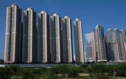 因虛假宣傳構成不正當競爭行為，山東濟南一房企被罰44萬元。  　　4月30日，綠地北展濟南置業有限公司在對某單位團購促銷中發放載有“濟南市政府將搬遷至先行區”不實信息的宣傳材料。山東省市場監督管理局認定上述行為違反《中華人民共和國反不正當競爭法》第八條規定，構成虛假宣傳的不正當競爭行為。近日，該公司被處以44萬元的行政罰款。    　　最近一兩年，“濟南市政府將搬遷至先行區”的信息，一直都是網絡傳聞，從來沒有任何正式“官宣”。在這種情況下，這家房企將其作為樓盤的宣傳資料，顯然是不合適的，也確實構成了虛假宣傳。  　　很多人或許會疑惑，這種找不到確切官方消息源的信息，不能作為宣傳依據，難道不是常識嗎？相關房企會不知道？房企對這種“虛假宣傳”樂此不疲，隻是把傳聞當成可以利用的工具。    　　將沒有事實支撐的模棱兩可的信息，釋放給購房者和社會，是開發商慣用的宣傳套路。外部因素方麵，開發商的宣傳點主要聚焦這幾個方麵：第一，政府搬遷甚至是區劃變動；第二，高新產業、知名大型商業綜合體、優質教育資源入駐板塊；第三，高鐵、地鐵、高架路等交通方麵的規劃；第四，樓盤周邊重大不利因素的消失，比如化工廠、垃圾場搬遷等；第五，將還沒定的學區，視為“囊中之物”。  　　當然，樓盤內部情況的虛假宣傳，也不在少數。比如，交付實體房和樣板房不符；小區交付後內部配套，與前期的宣傳或者沙盤展現不符；精裝修的材料使用，和前期宣傳不符；宣傳時稱業主可以自由去頂樓，但交房後卻發現不行等。  　　正因為這些方麵事關相關樓盤的現實價值，比如能不能賣完，甚至能不能熱銷等，相關房企才會絞盡腦汁蹭外部因素的熱度，或者想方設法“修飾”樓盤內部情況。在房企眼裏，事情真假不重要，隻要有購房者買賬就行。  　　除了房企本身的主觀原因，相關虛假宣傳的出現，也離不開相關樓盤在管理和規範層麵的工作不到位。現實中，很多樓盤的宣傳口徑都不統一，比如在某些宣傳信息上，開發商和銷售團隊的說法不一；不同的銷售人員，對同一事情說法可能也不一樣；有的樓盤還會引入二手房中介團隊，使得樓盤在宣傳上更加混亂。  　　房企或者具體樓盤套路不斷的虛假宣傳，再加上自媒體的炒作，確實很容易以假亂真。由於現在多為期房，對於營銷宣傳無法及時驗證。在這種背景下，購房者容易被套路也就不難理解。  　　所以，監管層麵必須加大處罰力度，而不僅是“隔牆扔磚式”懲戒，真正提高違法成本，縮小虛假宣傳的空間。  　　同時，不能總是“事後諸葛亮”。在樓盤前期的營銷宣傳中，相關部門也應該及時介入，並引導購房者強化防範意識、證據意識。當然，整個房地產行業，也需要基本的行業規範，要有“行業自律”。  　　來源：中國青年報