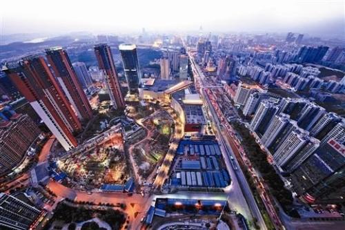 隨著疫情防控基本平穩，房地產行業複工複產紮實推進，企業為了進一步彌補前期疫情對銷售的負麵影響，加大了推盤力度，力求資金盡快回籠。在市場預期穩步恢複的背景下，樓市成交也逐漸複蘇。    　　中國指數研究院稱，5月，地方政府在“房住不炒”的樓市調控總基調指導下，因城施策更加靈活，但是房地產市場恢複速度略顯不同。其中，一線及核心二線城市市場需求整體恢複較快；部分三四線城市受人口、產業等多重因素影響，市場需求恢複相對緩慢。  　　中國指數研究院數據顯示，截至6月7日，受監測的12個一二線主要城市庫存總量環比微幅上升0.04%。截至6月首周，受監測城市中北京升幅較高，為4.44%；福州緊隨其後，升幅為4.08%；溫州升幅較小，為0.24%。監測城市中，東營庫存環比降幅較高，為6.06%。    　　事實上，從5月開始，城市住宅新增供應量同環比均小幅上升。另外，受房企積極推盤疊加疫情期間積壓的購房需求持續釋放影響，多數城市市場交易逐步恢複，成交量同步上升。從銷供比來看，一線城市去化能力更為樂觀。截至5月底，重點城市中，南京、杭州屬於庫存吃緊較為嚴重的城市，當前去化周期分別為5.77個月、5.11個月。  　　克而瑞地產研究中心近日公布的報告指出，在成交明顯複蘇帶動下，5月多數城市供求關係維持平衡。受監測的28個重點城市消化周期環比皆大幅收窄，八成以上城市降至18個月警戒線以下，杭州、濟南等消化周期不足6個月。  　　從庫存狀況來看，28個城市當中六成以上城市供求比小於1；同時，六成以上城市庫存麵積環比有所回落。但同比來看，七成以上城市庫存仍處上升通道，青島、鄭州、杭州等同比增幅超40%。  　　克而瑞方麵認為，隨著半年度業績衝刺季的到來，房企必將加快供貨節奏，供應有望放量增長，甚至創年內新高，預計6月市場仍將保持較高熱度。  　　來源：經濟參考報